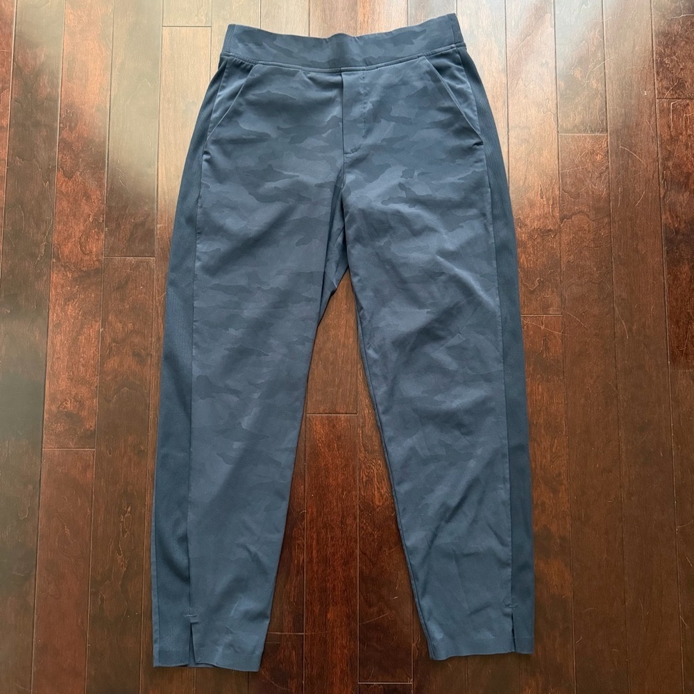 Athleta Brooklyn Ankle Navy Camo Pants, Size 6, Mid rise, Tapered Leg Active Gym